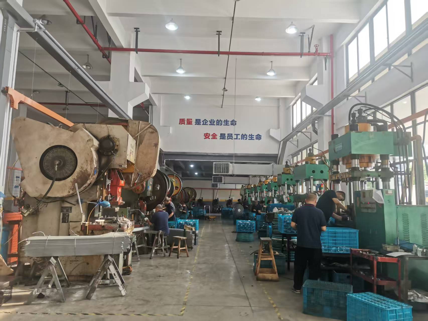 Ordinato in mezzo a un lavoro frenetico, la qualità guida il futuro: l'officina di Yaodong controlla rigorosamente la qualità e costruisce un solido 